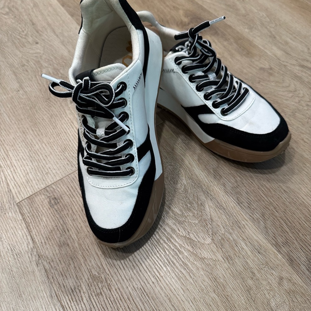 Stylish Black and White Women’s Sneakers Sam Edelman